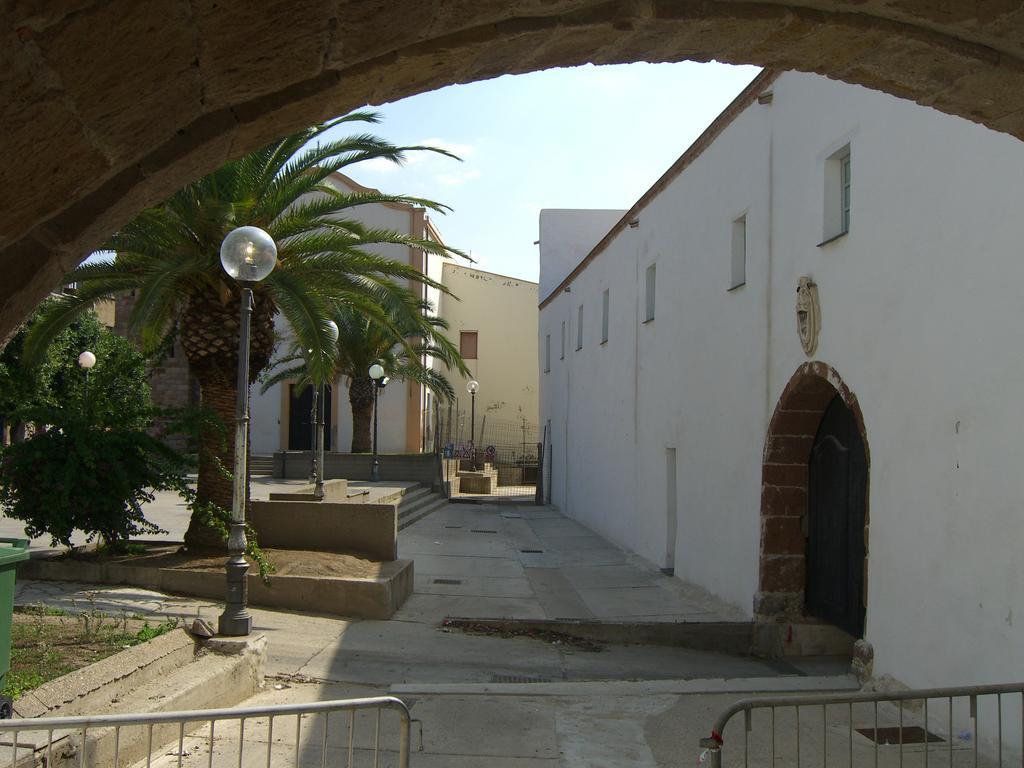 B&B Domus Oriens - Monolocale Indipendente In Villa Portoscuso Eksteriør bilde